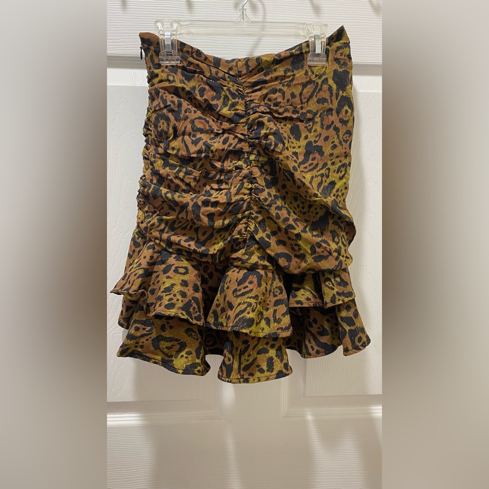 Short, fitted skirt in woven viscose fabric with a printed pattern. Size 4.